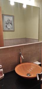 La salle de bains est pourvue d'un lavabo et d'un grand miroir. dans l'établissement Petit Hotel Porrera, à Porrera