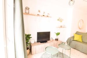 A television and/or entertainment centre at Letmalaga Popolo & Parking