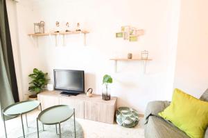 A television and/or entertainment centre at Letmalaga Popolo & Parking