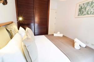A bed or beds in a room at Letmalaga Popolo & Parking