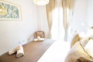 A bed or beds in a room at Letmalaga Popolo & Parking