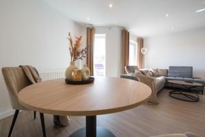 sala de estar con mesa y sofá en Luxury Luisenthal, en Völklingen