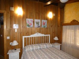 una camera da letto con un letto con due comodini e due lampade di Casa Rural La Encina a Villaverde de Guadalimar