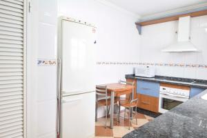A kitchen or kitchenette at Letmalaga Popolo & Parking