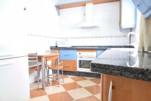 A kitchen or kitchenette at Letmalaga Popolo & Parking