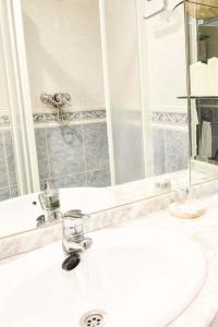 A bathroom at Letmalaga Popolo & Parking