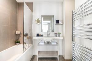 Et badeværelse på Hotel Opéra Opal + 49 billeder