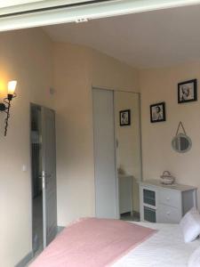 1 dormitorio con cama rosa y vestidor en Gîte en Pays Cathare, en Pomas