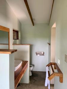 een badkamer met een wastafel en een toilet in een kamer bij Adrift River Club in Kangulumira