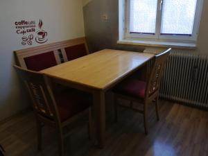a wooden table and chairs in a room at Doppelhaushälfte mit Garten in Linz +20 photos