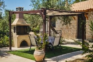 Vonkajšia záhrada v ubytovaní Gerakas Stone House Villa