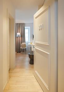 蘇黎世的住宿－索思麗酒店，通往走廊的门,带浴室