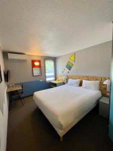 Postel nebo postele na pokoji v ubytování NESTOR HOTEL GAP et Restaurant
