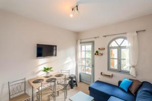 Televízia a/alebo spoločenská miestnosť v ubytovaní Calma Luxury Apartments #2 Sozopoli in Halkidiki