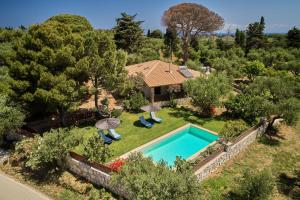 Bazén v ubytovaní Gerakas Stone House Villa alebo v jeho blízkosti