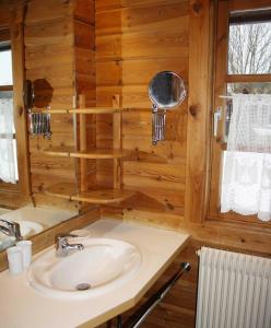 een badkamer met een wastafel in een houten huisje bij Ferienpark Lauterdörfle 7 in Hayingen