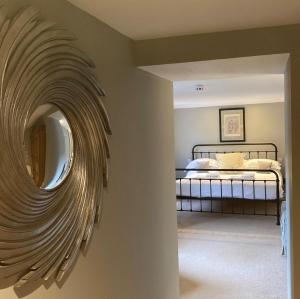een slaapkamer met een bed en een ronde spiegel bij The Charles Bathurst Inn in Richmond