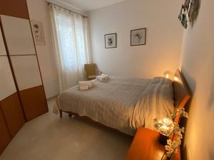 een slaapkamer met een bed en een stoel erin bij Casa Amalfi Zambrone Madama in Torre SantʼIrene