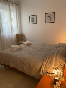 een slaapkamer met een groot bed en een stoel bij Casa Amalfi Zambrone Madama in Torre SantʼIrene