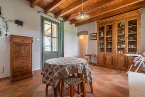 een keuken met een tafel en een houten plafond bij Villa le Vigne in SantʼAnna Arresi