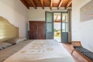 een slaapkamer met een groot bed en een tafel bij Villa le Vigne in SantʼAnna Arresi