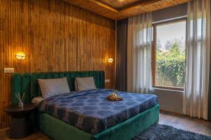 Кровать или кровати в номере StayVista at The Artisans' Chalet with Indoor Jacuzzi