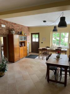 a living room with a kitchen and a dining room at La Casa del Tiglio in Mombaruzzo