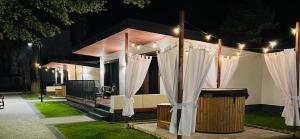 WRZOS resort & wellness **** DOMKI CAŁOROCZNE外面的花园
