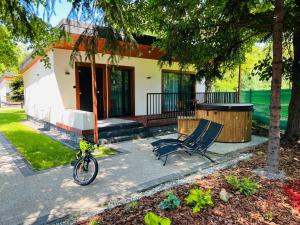 WRZOS resort & wellness **** DOMKI CAŁOROCZNE外面的花园