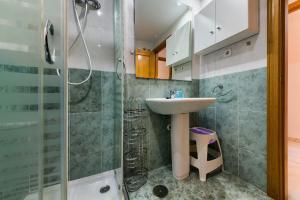 łazienka z umywalką i prysznicem w obiekcie Holidays2Malaga Ayala 450 mts from beach & Terrace w Maladze +37 zdjęć