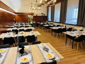 WRZOS resort & wellness **** DOMKI CAŁOROCZNE餐厅或其他用餐的地方