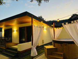 文盖尔斯卡－古尔卡WRZOS resort & wellness **** DOMKI CAŁOROCZNE的相册照片