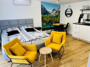 WRZOS resort & wellness **** DOMKI CAŁOROCZNE的休息区