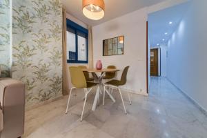 jadalnia ze stołem i krzesłami w obiekcie Holidays2Malaga Ayala 450 mts from beach & Terrace w Maladze