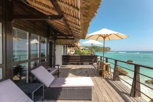 روما إليزابيث وروما جانيك في أُلُواتو: شرفة المنتجع مع الكراسي والمظلات والمحيط