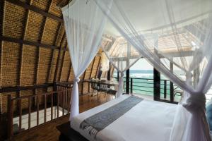 روما إليزابيث وروما جانيك في أُلُواتو: غرفة نوم مع سرير وإطلالة على المحيط