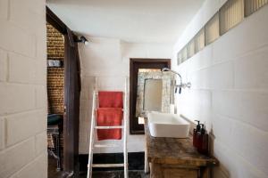 روما إليزابيث وروما جانيك في أُلُواتو: حمام مزود بحوض ومِرآة