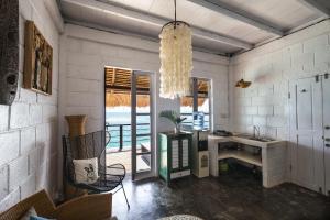 روما إليزابيث وروما جانيك في أُلُواتو: غرفة مع حوض ومكتب ونافذة