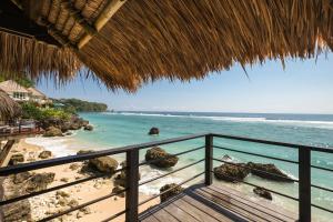 روما إليزابيث وروما جانيك في أُلُواتو: اطلالة على الشاطئ من شرفة المنتجع +28 صورة