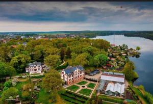 an aerial view of a house and a lake at Ferienwohnung Lavendel in Waren