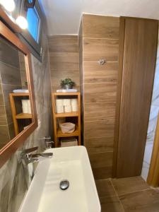uma casa de banho com um lavatório branco e um chuveiro em Villa Elea em Vourvourou