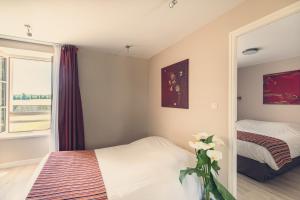 - une chambre avec un lit et une fenêtre dans l'établissement La Pommeraie, à Bruz