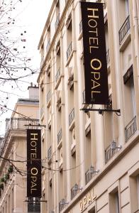 un cartello hotel sul lato di un edificio di Hotel Opéra Opal a Parigi