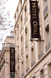 una señal de hotel en el lateral de un edificio en Hotel Opéra Opal, en París