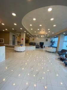 a large room with tables and chairs on a dance floor at Hotel Florida Mamaia in Mamaia