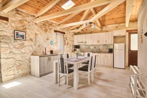 Kuchyňa alebo kuchynka v ubytovaní Gerakas Stone House Villa