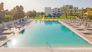 Bazén v ubytovaní Blue Sea Holiday Village alebo v jeho blízkosti