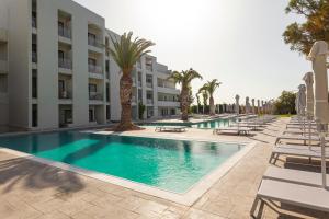 Bazén v ubytovaní Blue Sea Holiday Village alebo v jeho blízkosti