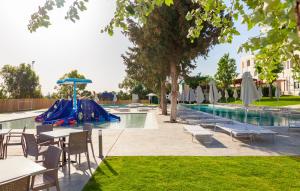 Bazén v ubytovaní Blue Sea Holiday Village alebo v jeho blízkosti