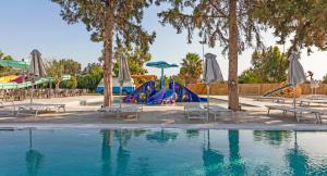 Bazén v ubytovaní Blue Sea Holiday Village alebo v jeho blízkosti